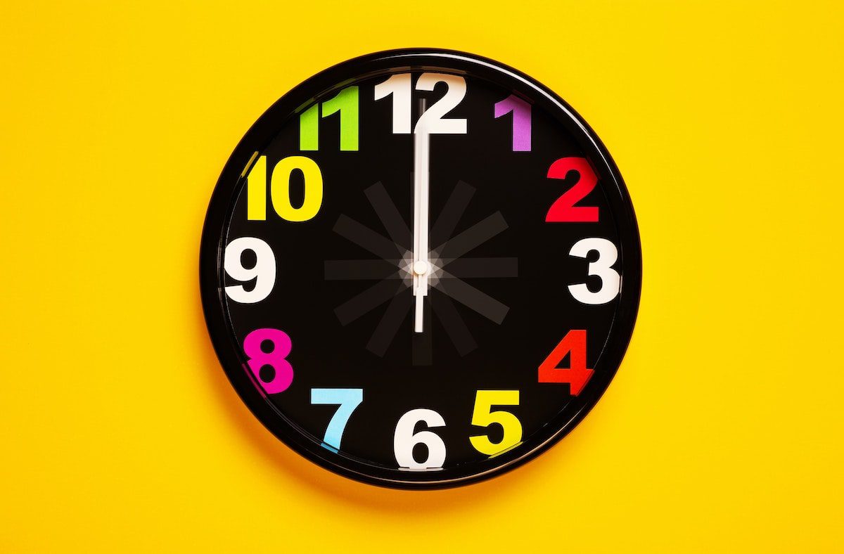 Presupuesto página web creativa - Reloj amarillo